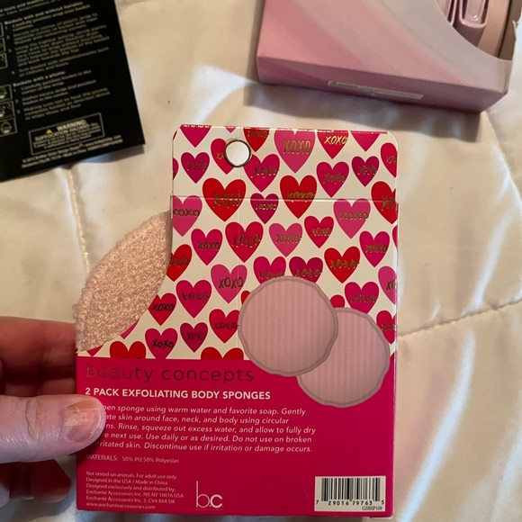 Pink Exfoliating Body Sponge with Heart Design - Picture 2 of 2